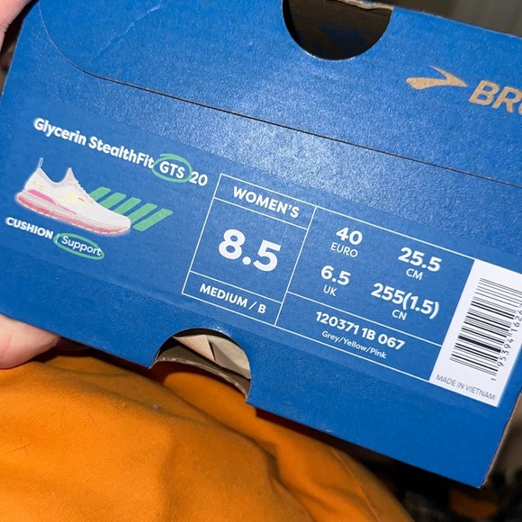 Selling these Brookes only wore them twice … - Picture 7 of 7